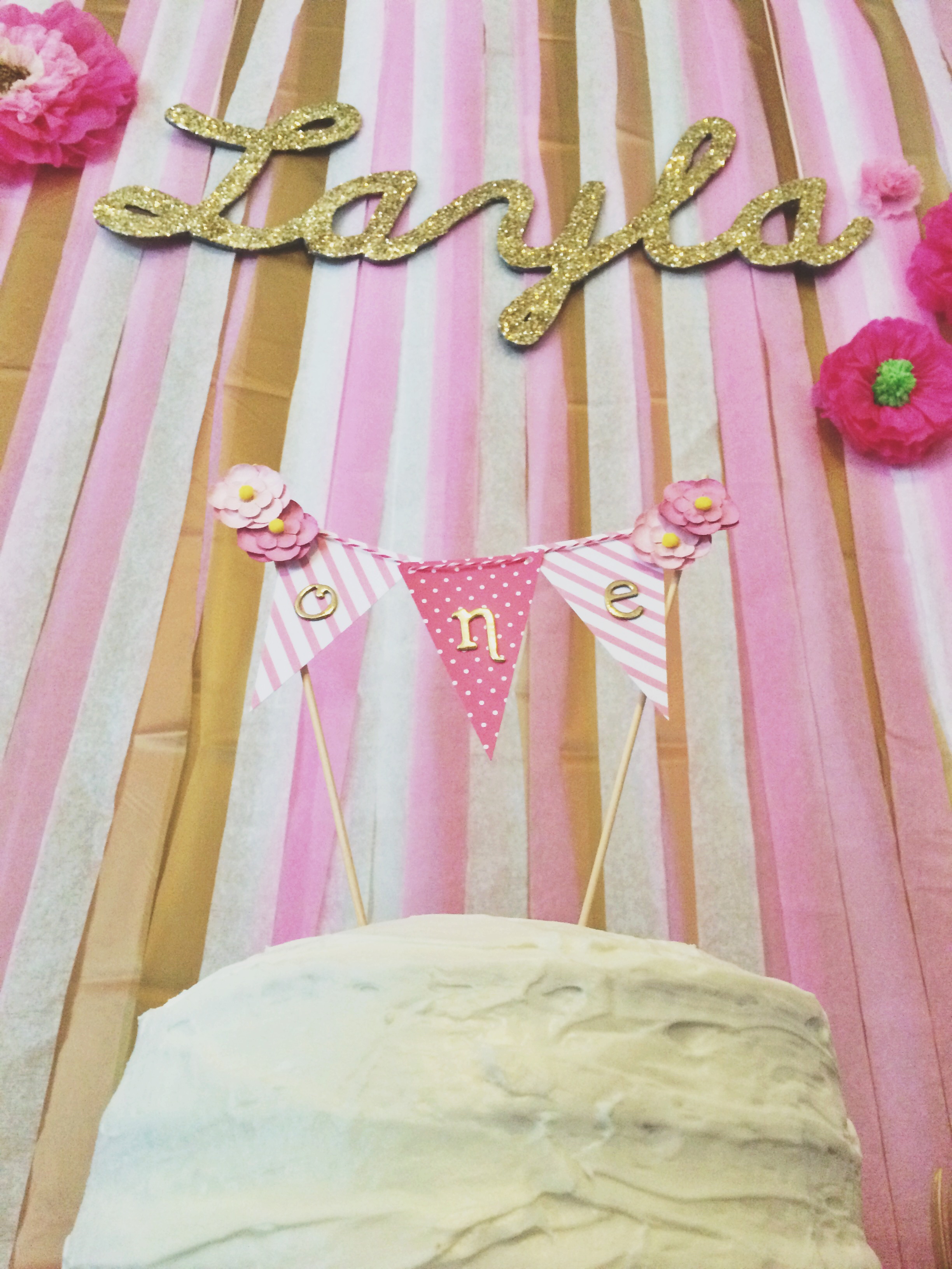 A simple paper floral & pendant cake topper for Layla's 1st birthday. We created the "Layla" sign too!