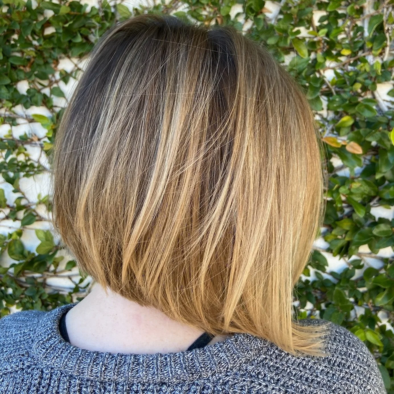 Butter blondes and snack bobs are leading the way in 2025 hair trends.
Butter blondes offer a soft, warm tone with natural dimension—think creamy, sunlit color without the brass. Snack bobs are blunt, wearable cuts that sit between the jaw and