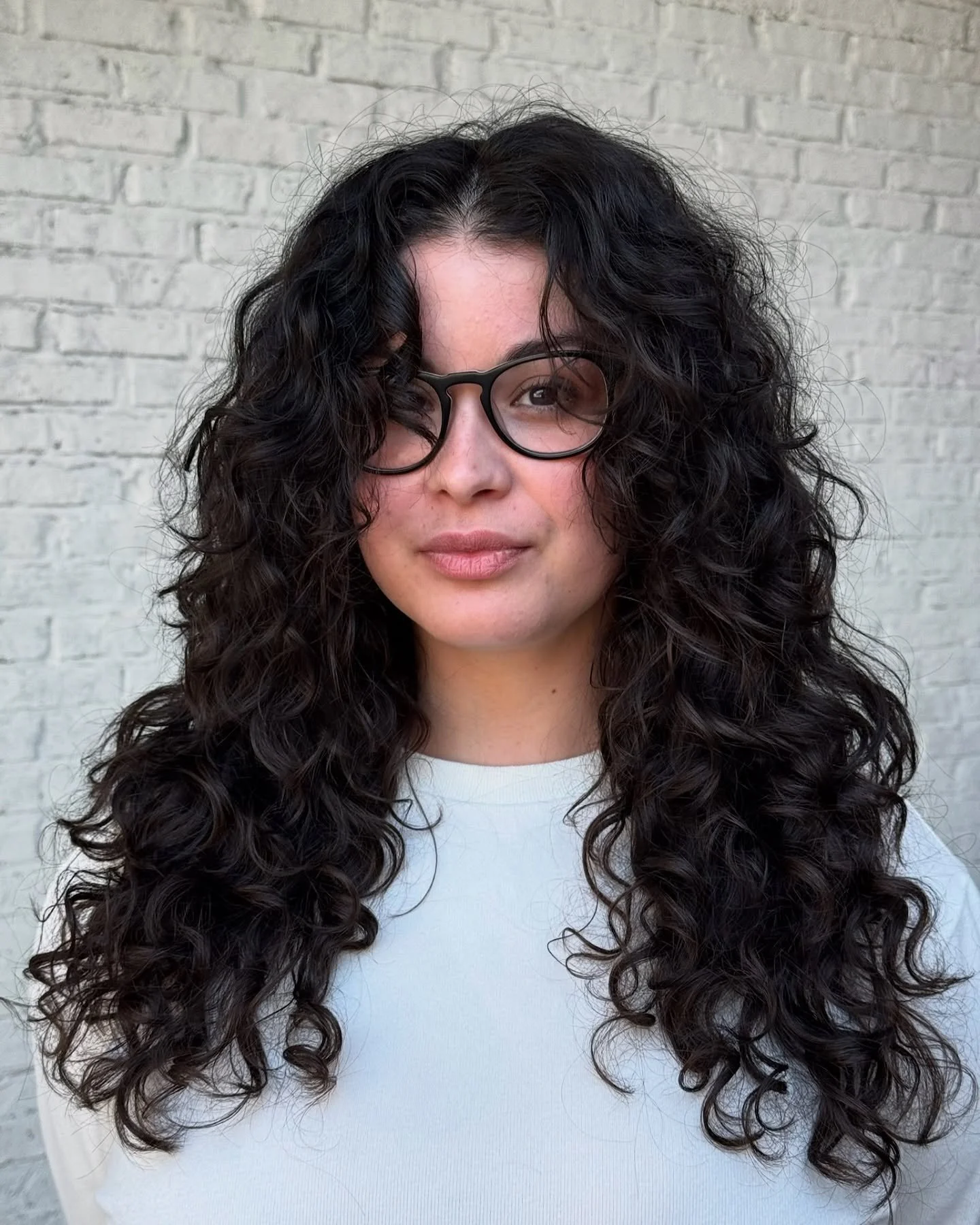 Curls on curls brought to you by hydration 💦 and by Victoria @theartistschair 
Curls need water to be happy. 
#curlsorlando #curlyhairorlando #curlysalonorlando #hydratedcurls #longcurlyhair #æffecthair