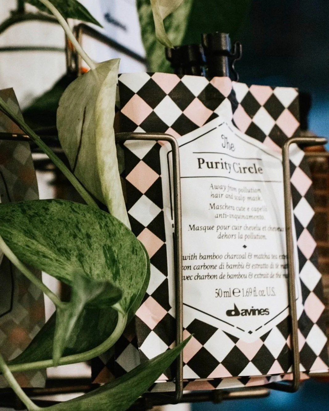 Feel like your hair and scalp need a detox? 
Try the Purifying Circle as a substitute for conditioner. Revitalizing, detoxifying and anti-oxidant mask for scalp and hair stressed by environmental factors. It eliminates impurities caused by pollution,