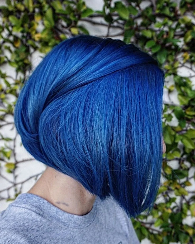 Classic cut with creative color 💙 is one of Celina’s favorite combination. #æffecthair #aeffecthair #davinesflorida #anewcolour #bluehair #bluebob