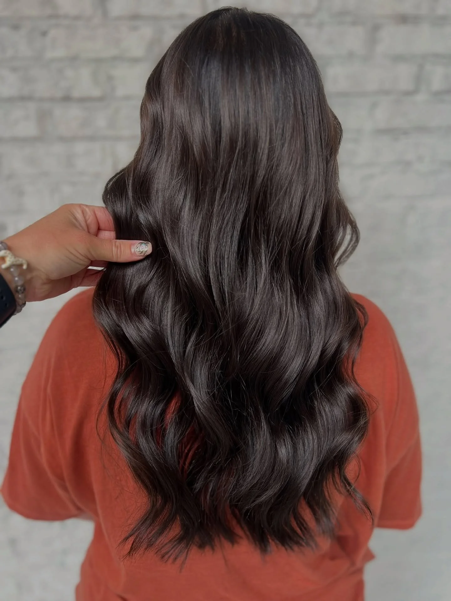 The kind of brunette that changes in every light&mdash;rich, dimensional, and quietly detailed. It&rsquo;s not about doing more, it&rsquo;s about doing it right.

#AeffectHair #OrlandoSalon #WinterParkHair #OrlandoColorist #ModernHair #OrlandoBrunett