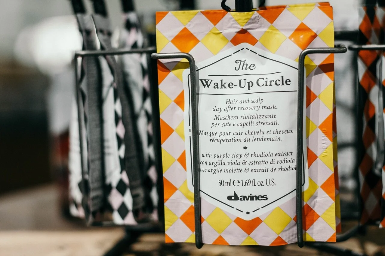 Post stress reset for scalp and fiber
Targets dullness, loss of volume, and buildup from environmental and mechanical stress

Kaolin clay helps rebalance the scalp
Conditioning agents restore hydration without weight

Works as a standalone treatment 