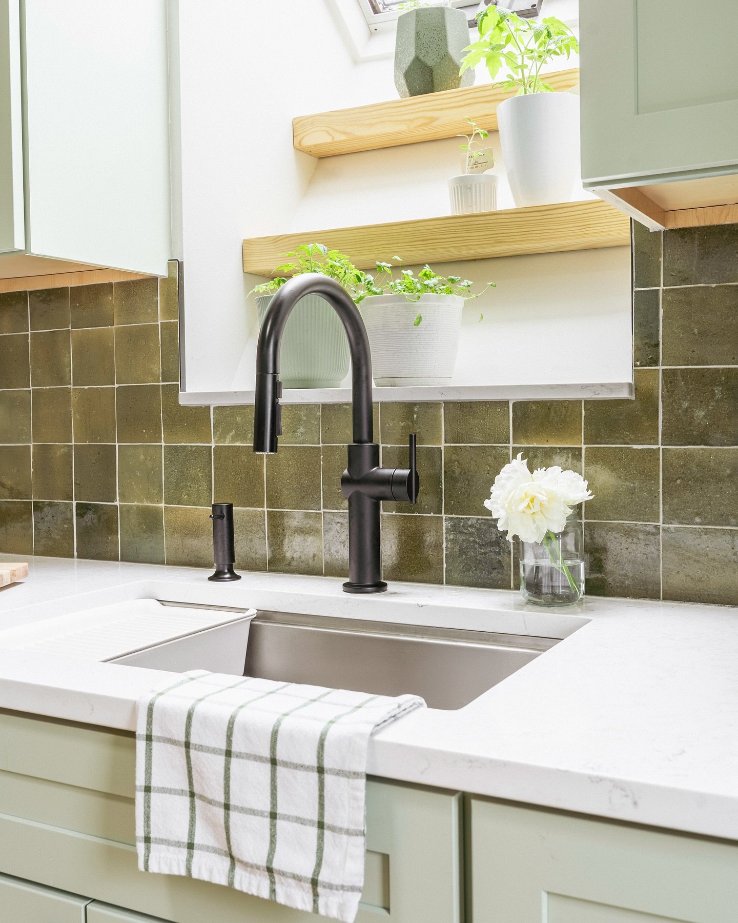 Happy June! Any guesses on what @sherwinwilliams #greencabinet color was used in our latest project? DM for more details! #lindylowneydesign 

#GalleyGreenKitchen | 📸: @mark_medeiros