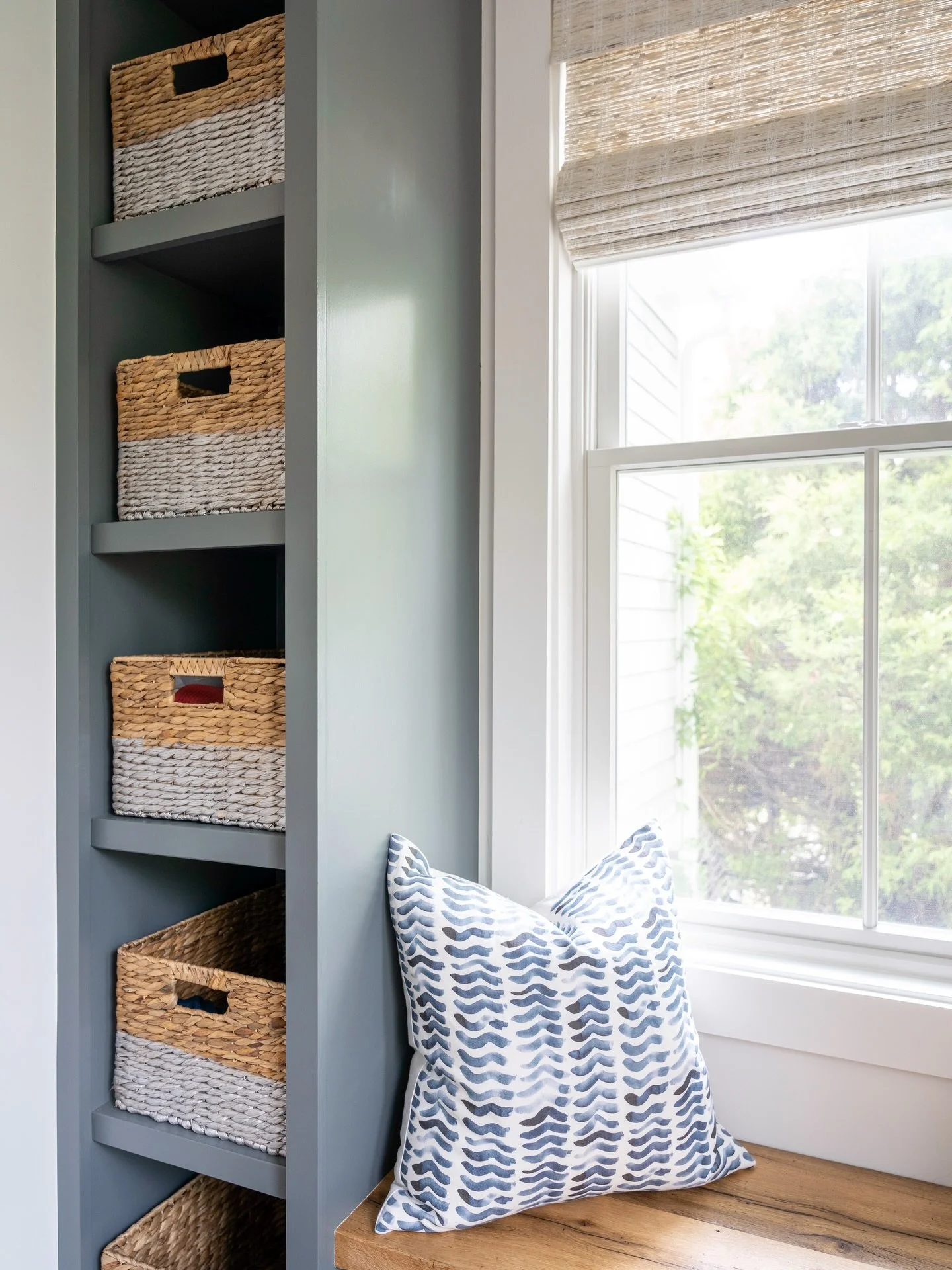 Coastal color palette meets texture in this compact custom-designed entry. Swipe to see the exterior. #lindylowneydesign 

#GreenEndProject | 📸: @mark_medeiros 

Rhode Island Interior Designer, Residential Design, Coastal Homes, Mudroom Ideas, Inter