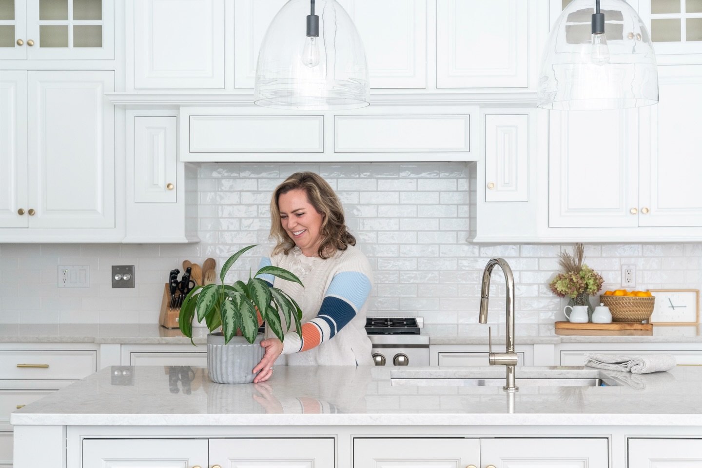 Greenery makes all the difference in a photoshoot. Bring on Spring - only four weeks to go! #lindylowneydesign

#AnchorageRemodel | 📸: @mark_medeiros 

Coastal Kitchen, Rhode Island Interior Designer, Interior Design Services, Rhode Island Design, C