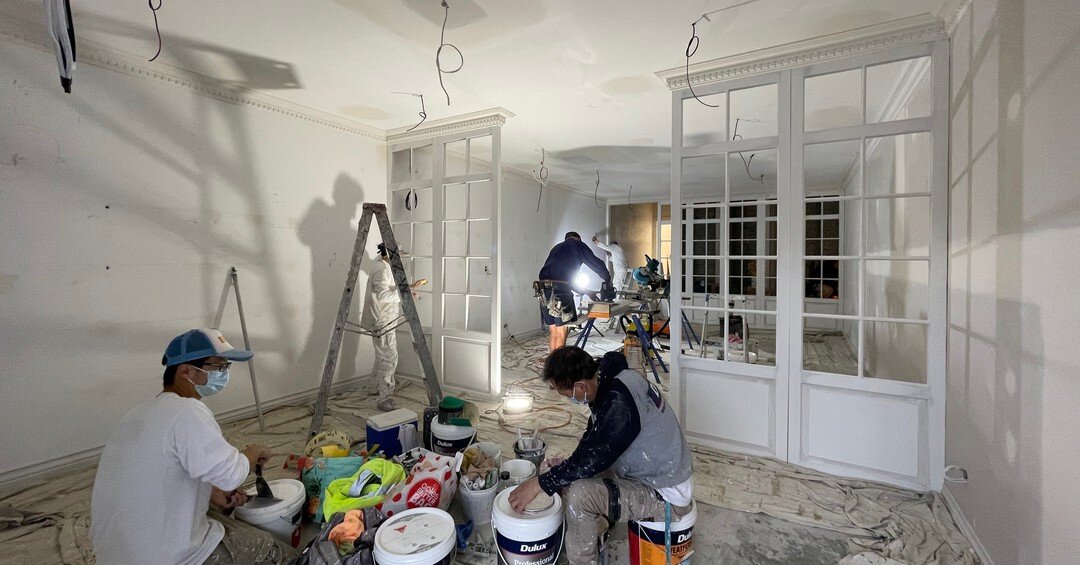 All you JRFS regulars will know the classic band members here, Sam, Walt, Diane and John. Starting another @annaspiro paint full of fun colours 🎨 with @brad.beeverr conducting in the middle. Check the cornice out!

@palm.noosa 

#shopfitouts #interi