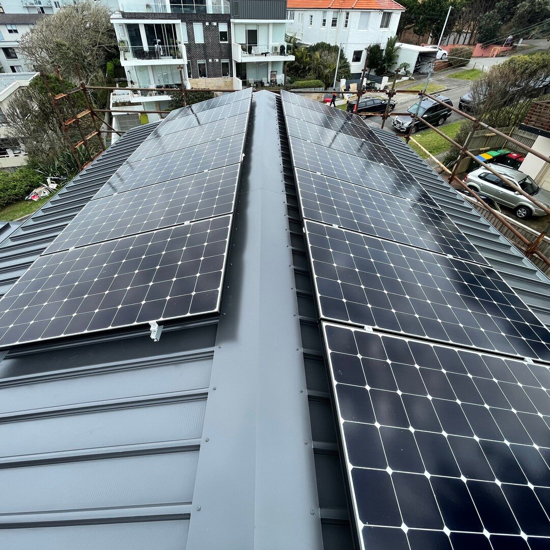 It's nice to have a client that is fully embracing sustainable energy. Check out the roof of our Vaucluse project.

Architect @annabellechapmanarchitect 
Designer @victoriawatersdesign 
@vaucluse_hamptons 

#solarenergy #solarpanels #sydneybuilder