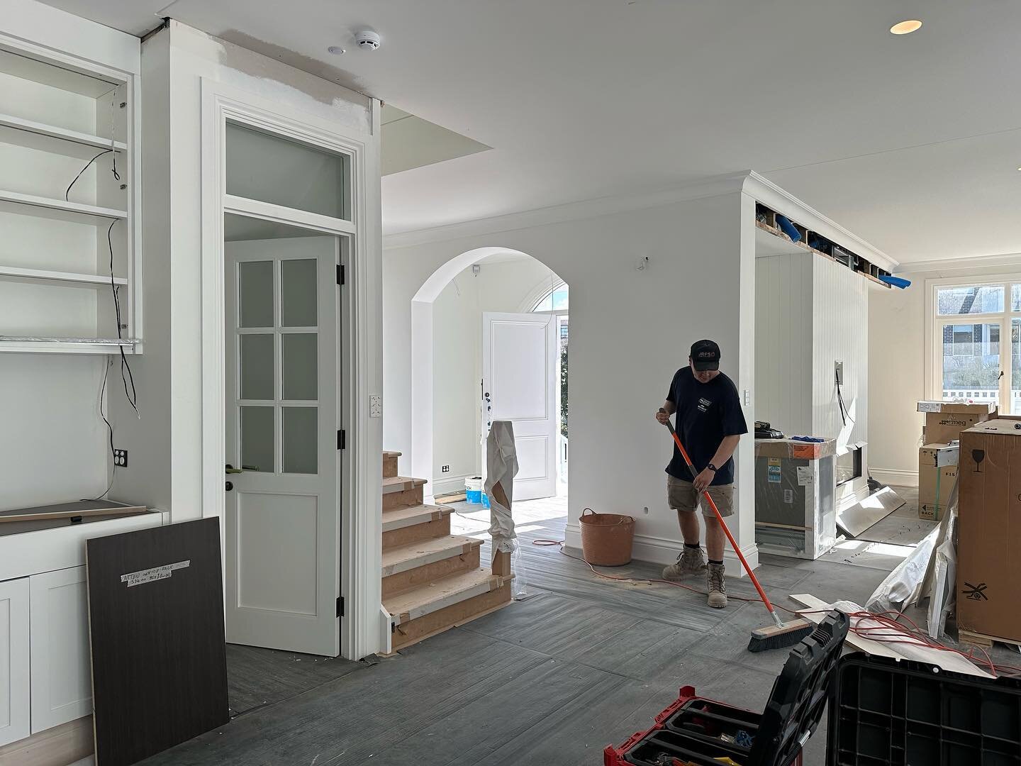 Getting close to handover at our Vaucluse project now. No.1
Apprentice @jackmaixner on the Broom, good to see. 

@annabellechapman 
@vaucluse_hamptons 
@victoriawatersdesign 
@jellbags 

#hamptons #sydneybuilder #residential #architexture #joinery #i