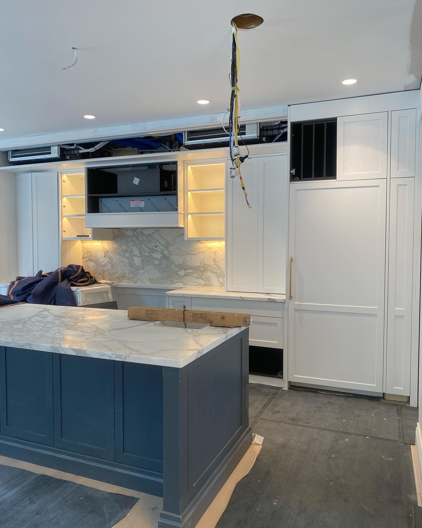 We're thrilled to share a sneak peek of our latest Hamptons style home build in Vaucluse! This stunning kitchen features marble benchtops and splashback, as well as a concealed fridge, creating a seamless and stylish look. Our team is putting the fin