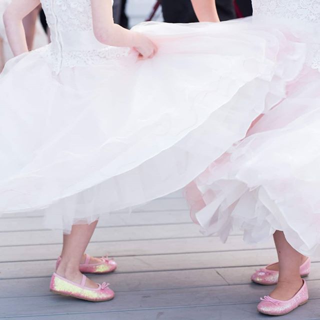 Fluffy twirly dresses that remind me of snow, and sweet and smiley flower girls.😍 Second shooting with Kelly Cronin Photography.
.
.
.
.
.
#secondshooting #secondshooter #weddingphotography #capecodwedding  #capecod #flowergirl