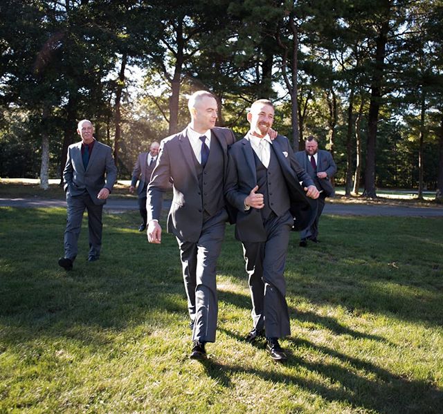 Walking through the weekend like 🍻🙌🏻😎. Second shooting with Young at Heart Images. 😍
.
.
.
.
.
#secondshooting #secondshooter #weddingphotography #septemberwedding #groom #groomsmen #bestbuds