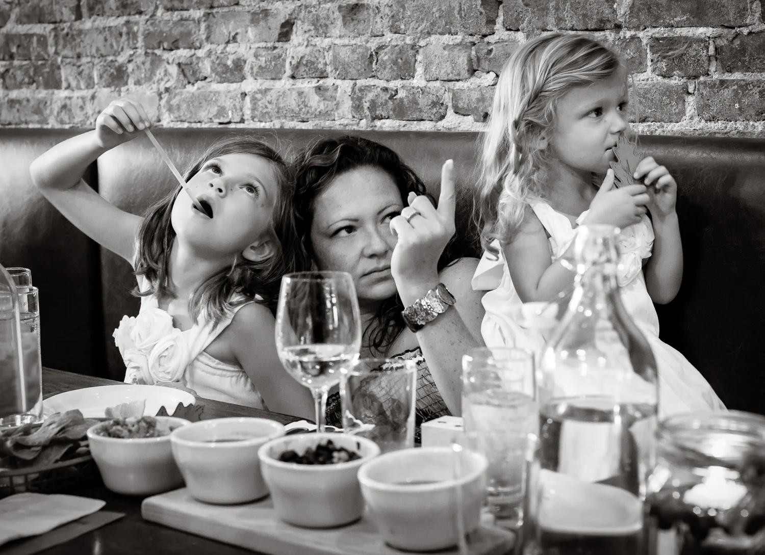 Mother_with_daughters_at_restaurant.jpg