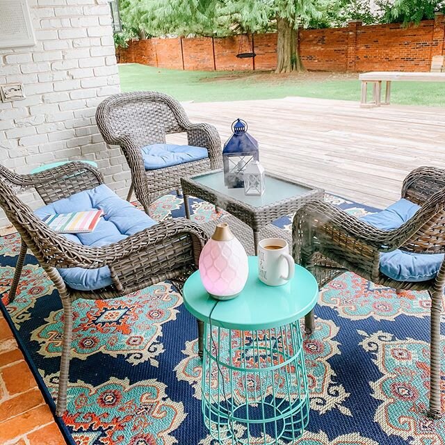 While we wait and save for our master/dream plan to come to life for our yard someday, we hadn&rsquo;t done anything pretty outside really. 💁🏼&zwj;♀️ But I decided it was time to add a little color and life to our back porch at least, so I put toge
