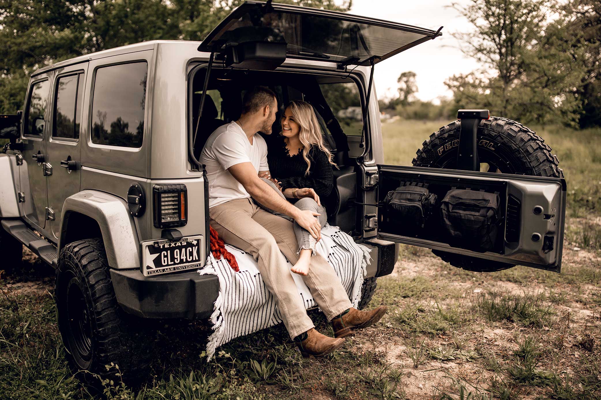 shelby-schiller-photography-lifestyle-couples-remi-colt-outdoor-jeep-adventure-2.jpg