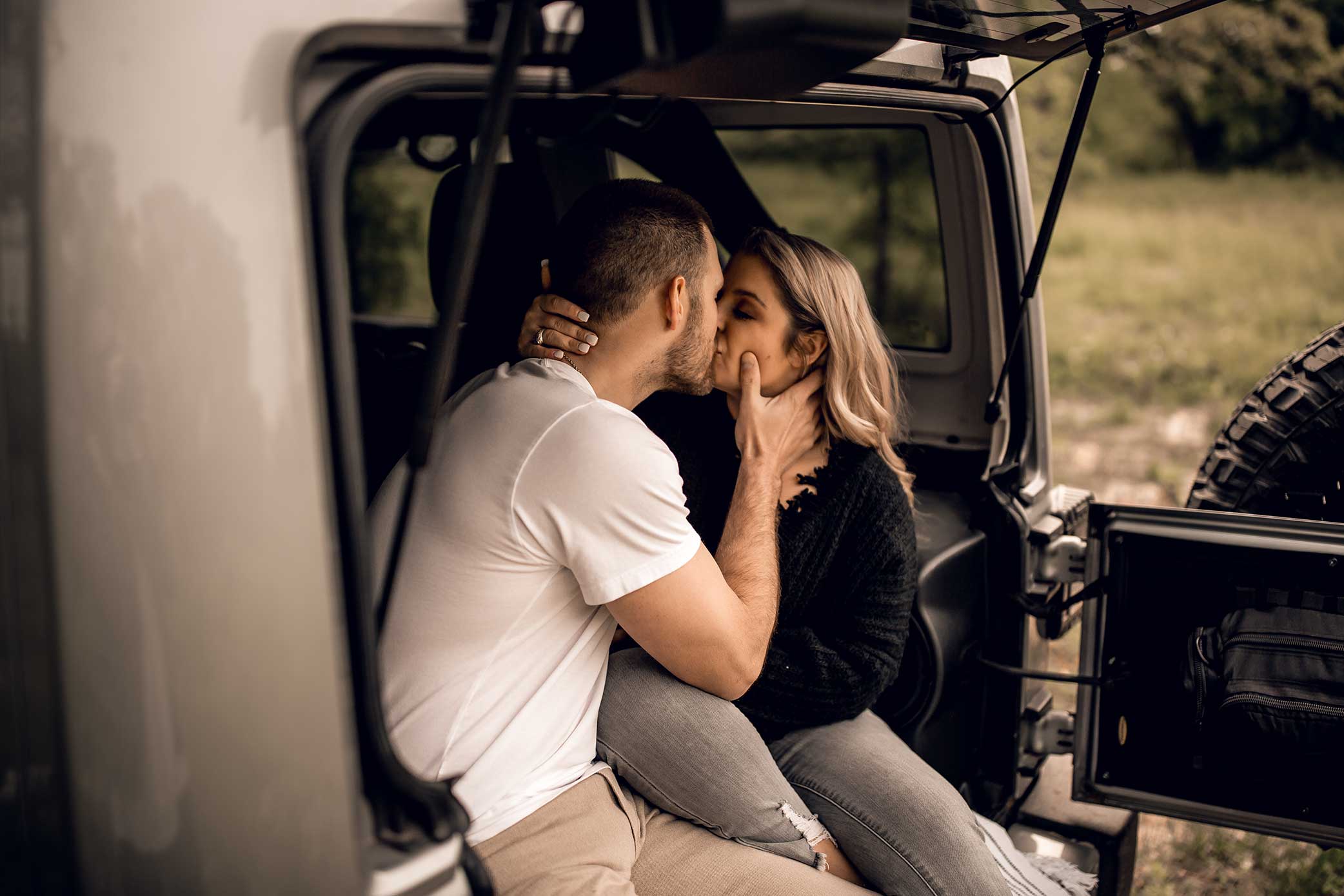 shelby-schiller-photography-lifestyle-couples-remi-colt-outdoor-jeep-adventure-3.jpg