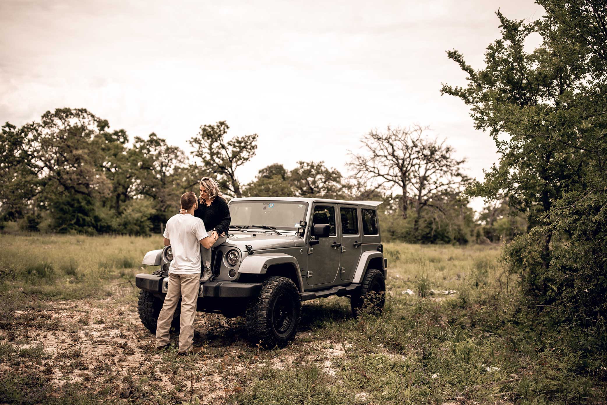 shelby-schiller-photography-lifestyle-couples-remi-colt-outdoor-jeep-adventure-1.jpg