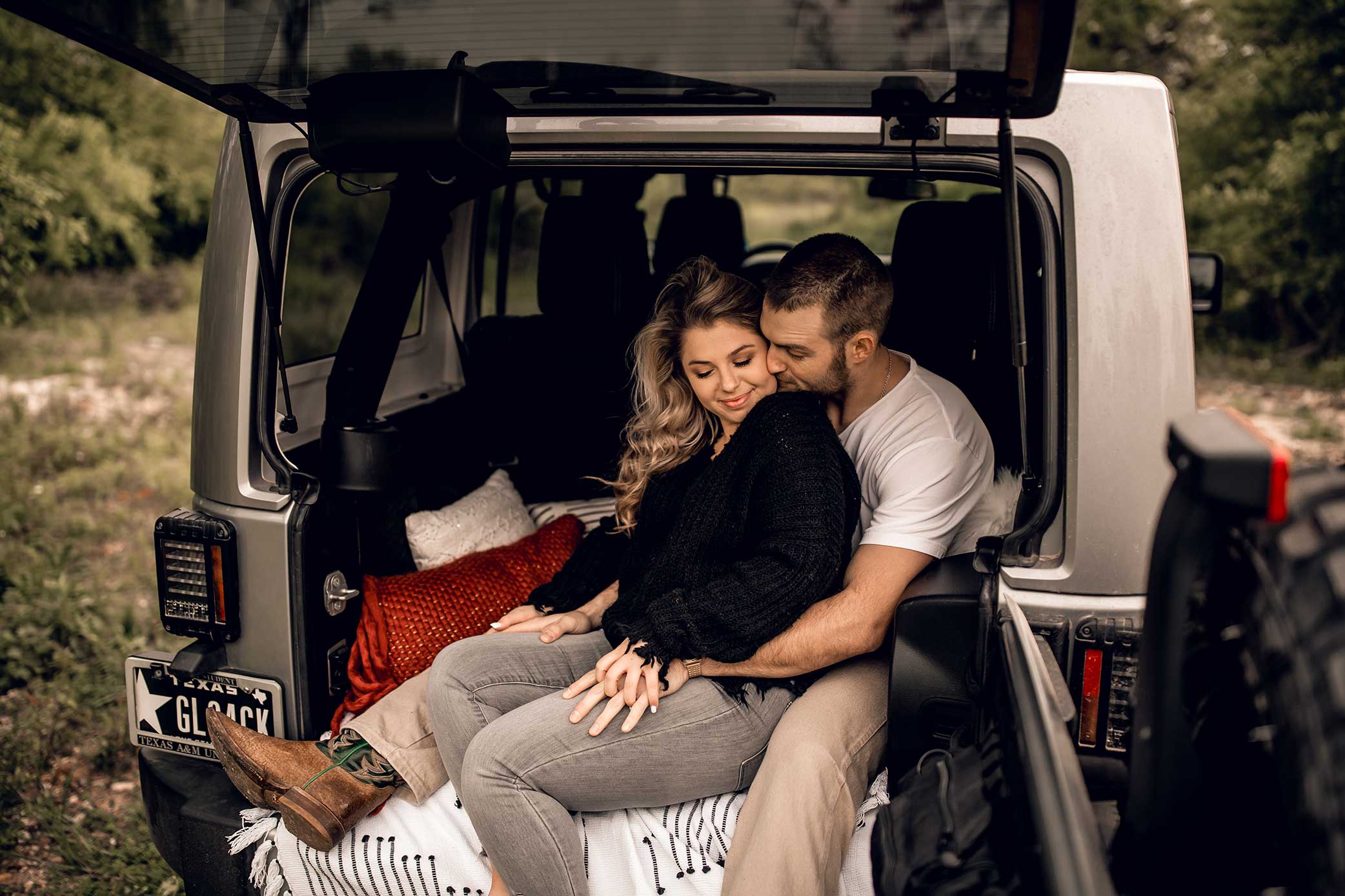 shelby-schiller-photography-lifestyle-couples-remi-colt-outdoor-jeep-adventure-4.jpg