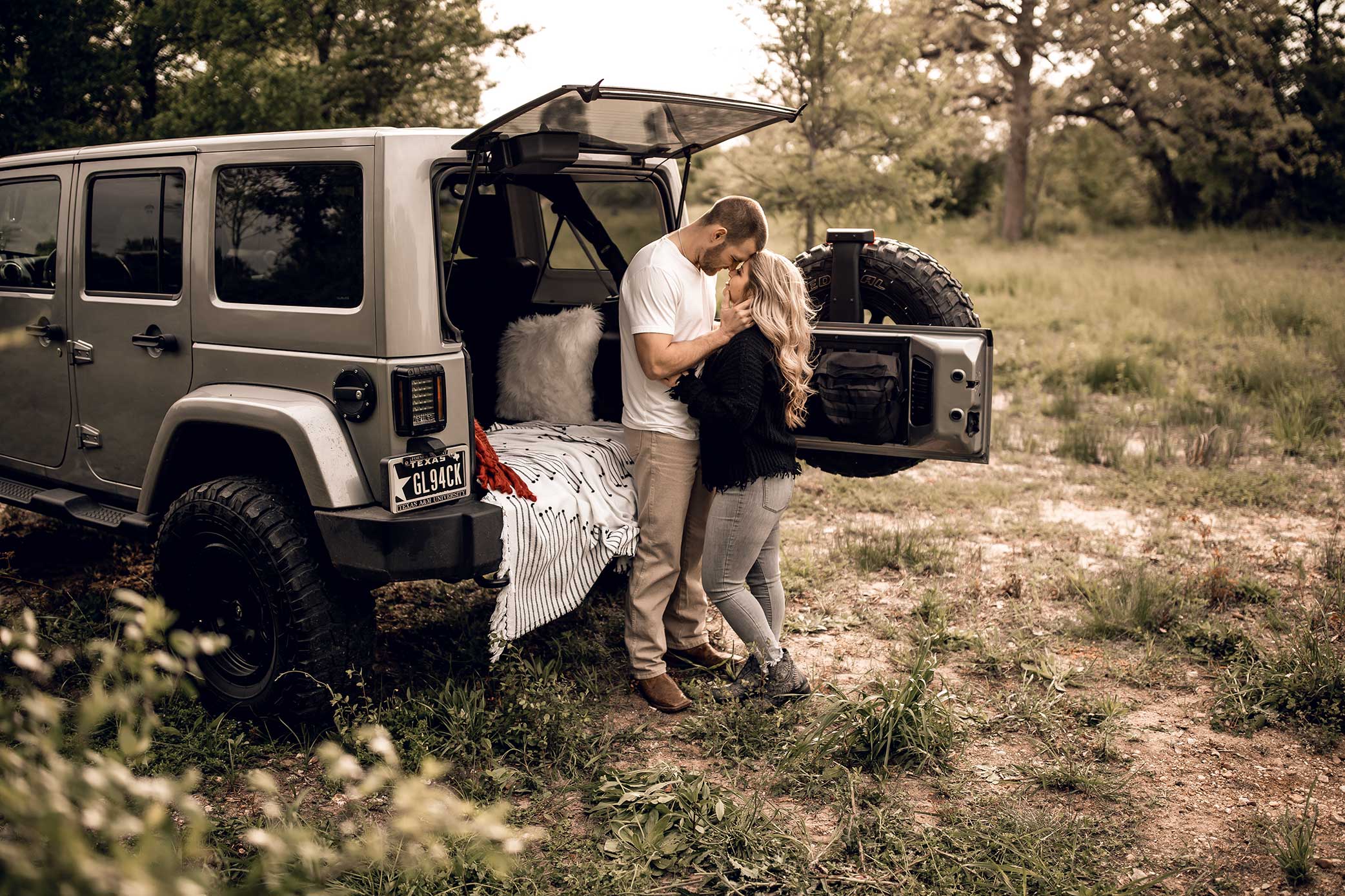 shelby-schiller-photography-lifestyle-couples-remi-colt-outdoor-jeep-adventure-6.jpg