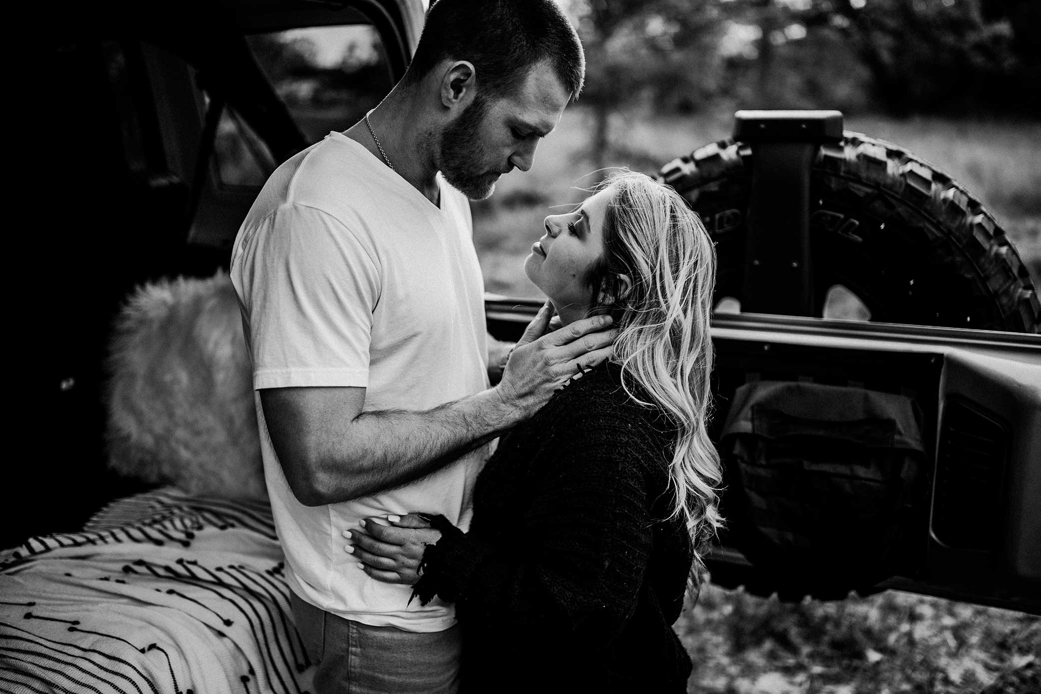 shelby-schiller-photography-lifestyle-couples-remi-colt-outdoor-jeep-adventure-7.jpg