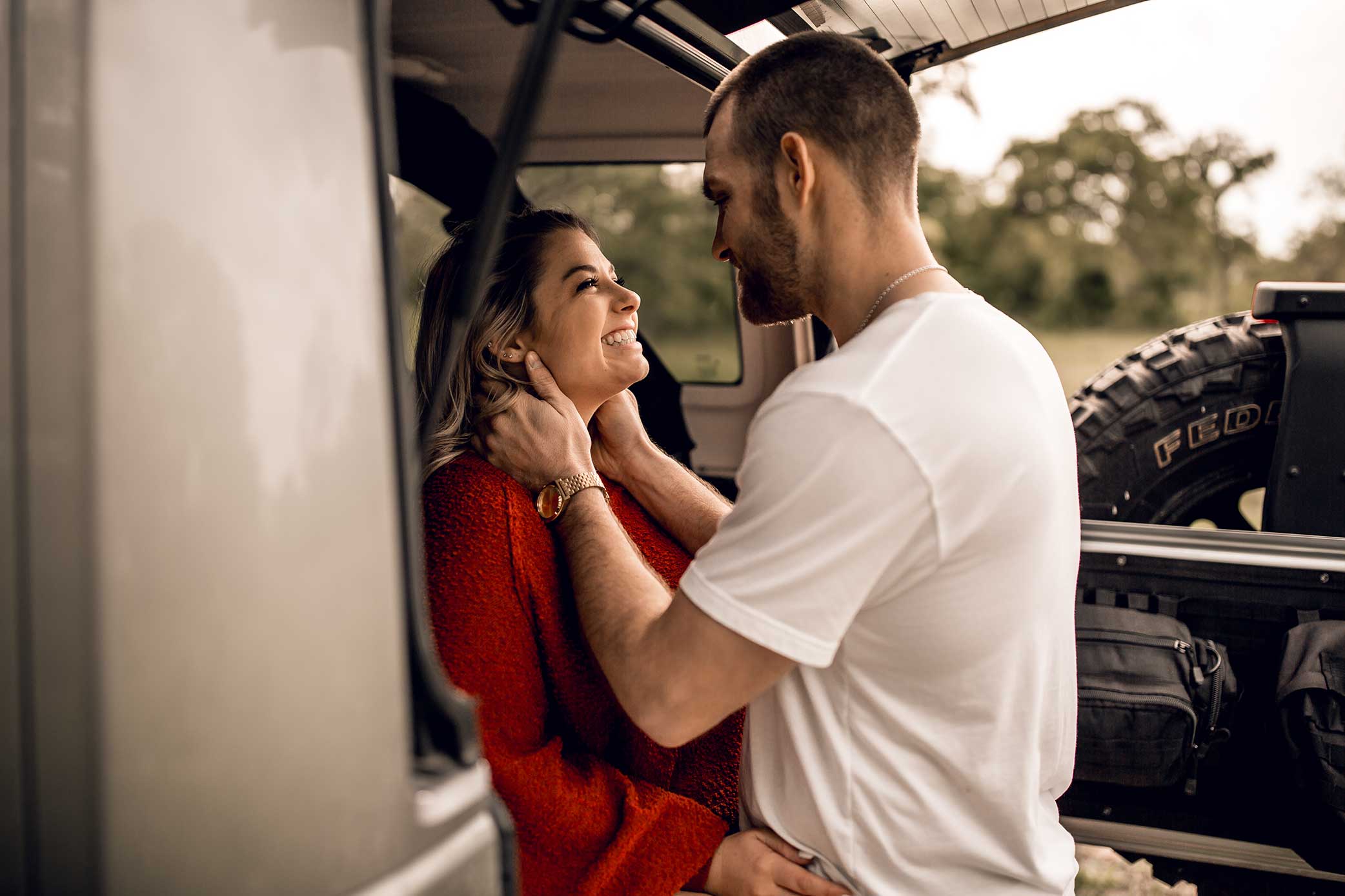 shelby-schiller-photography-lifestyle-couples-remi-colt-outdoor-jeep-adventure-23.jpg