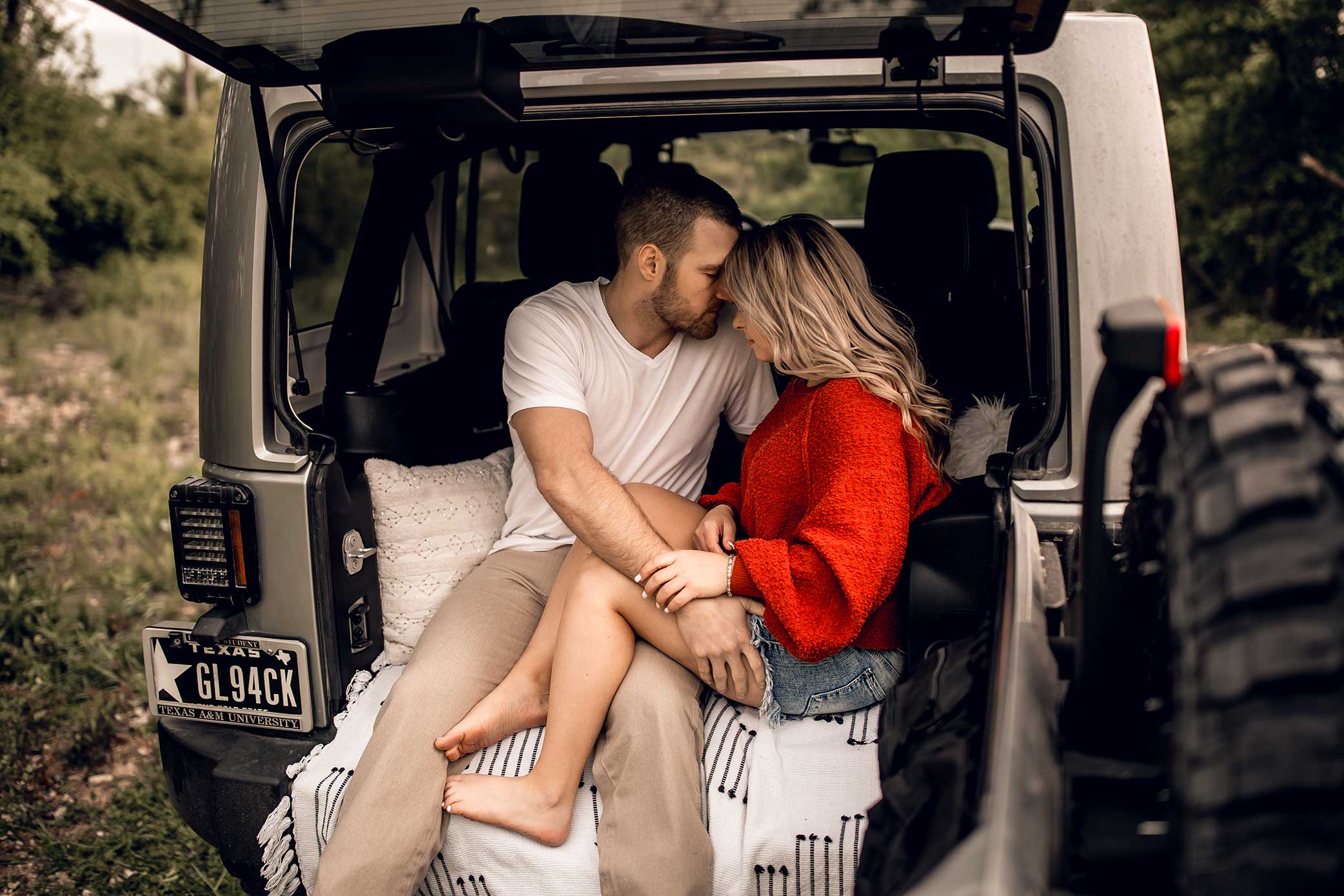 shelby-schiller-photography-lifestyle-couples-remi-colt-outdoor-jeep-adventure-27.jpg