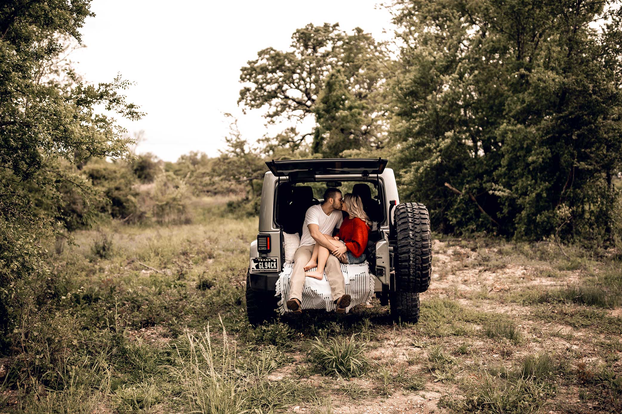 shelby-schiller-photography-lifestyle-couples-remi-colt-outdoor-jeep-adventure-26.jpg