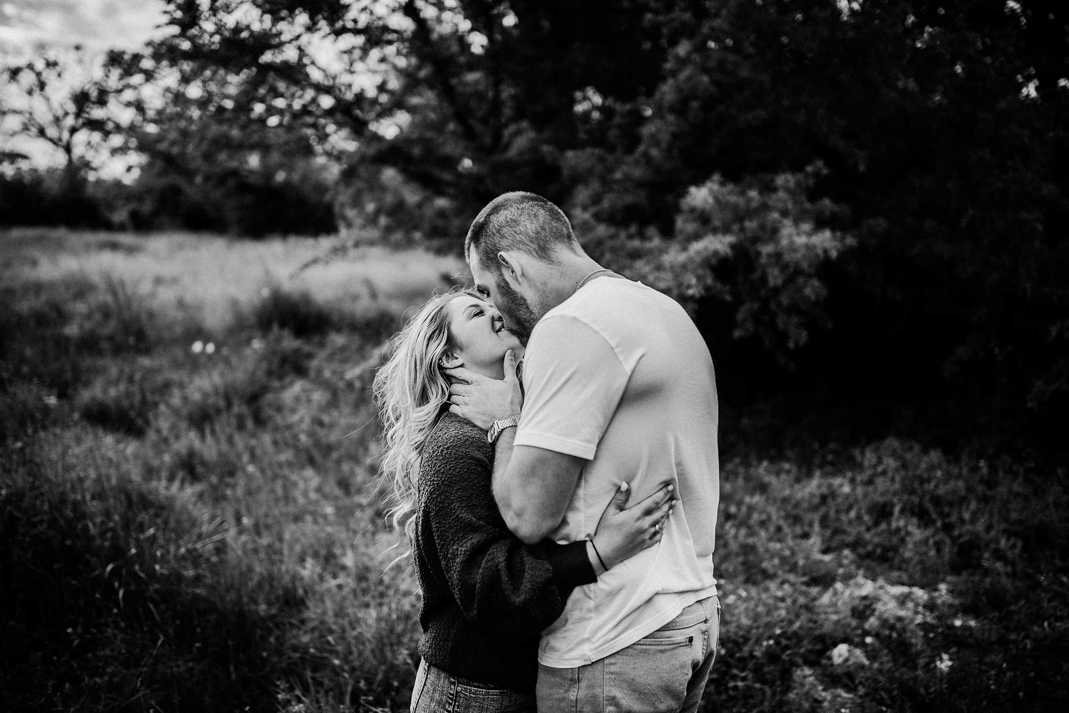 shelby-schiller-photography-lifestyle-couples-remi-colt-outdoor-jeep-adventure-31.jpg