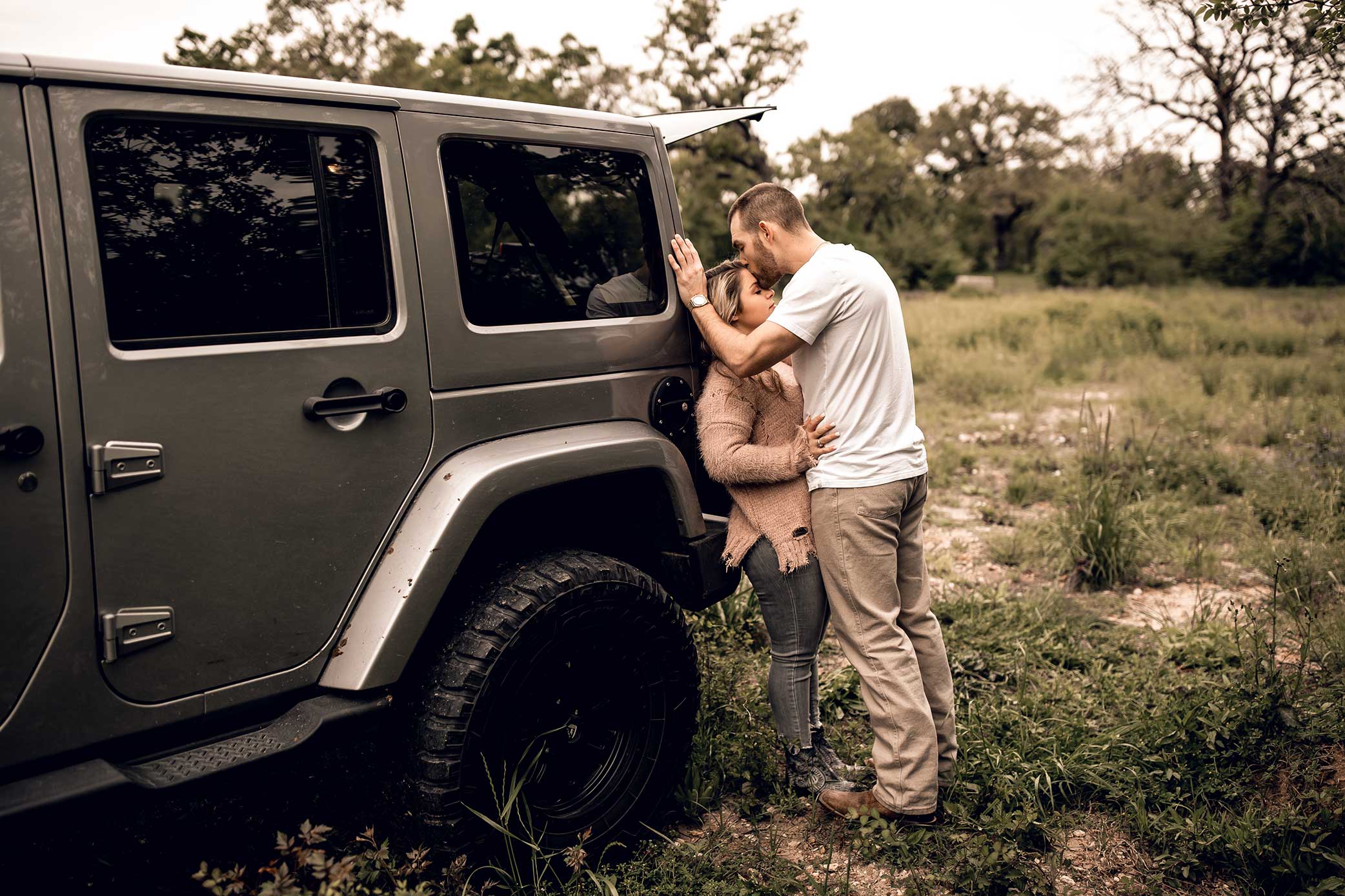 shelby-schiller-photography-lifestyle-couples-remi-colt-outdoor-jeep-adventure-36.jpg
