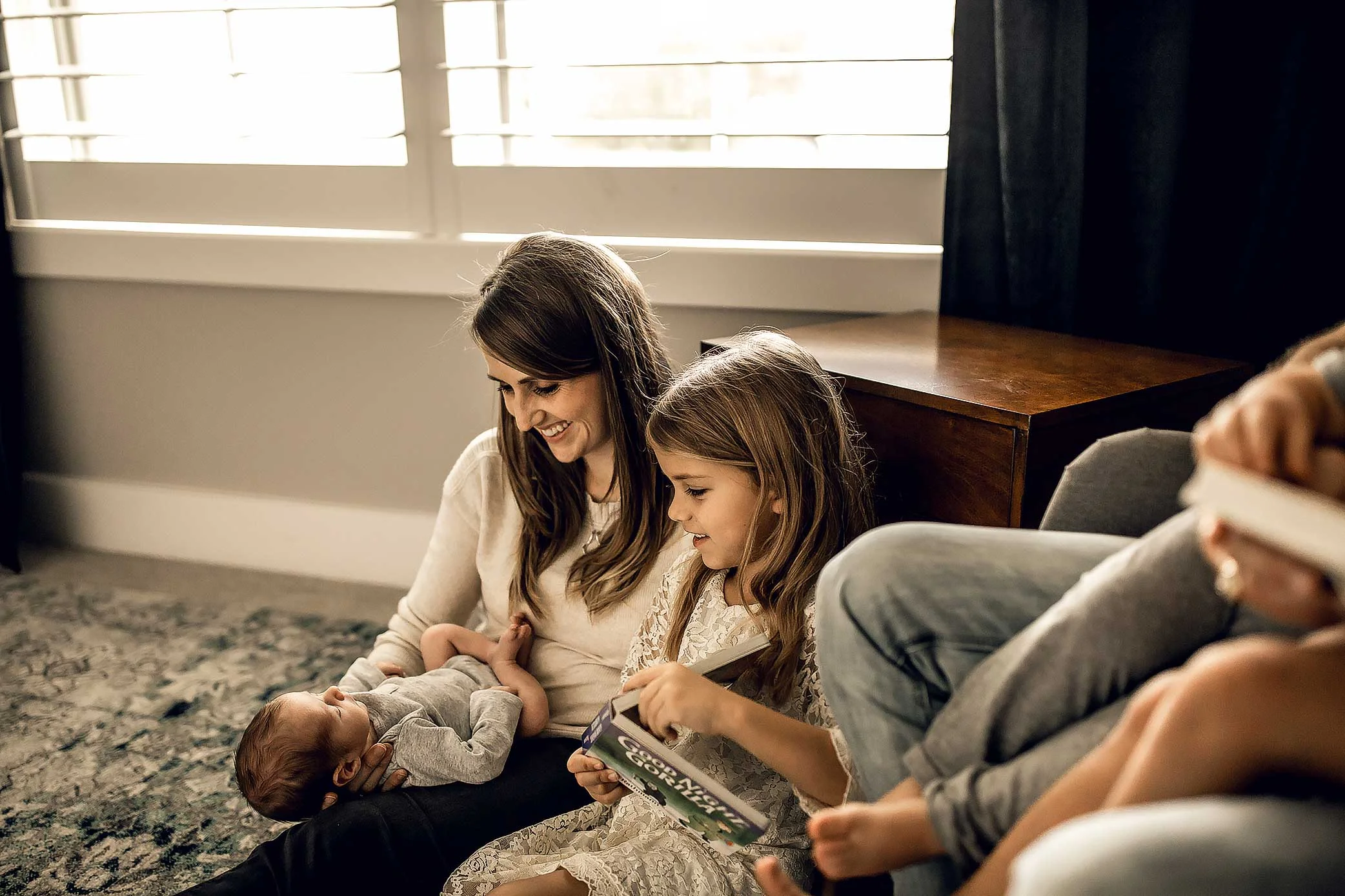 shelby-schiller-photography-lifestyle-newborn-reading-book-with-family.jpg