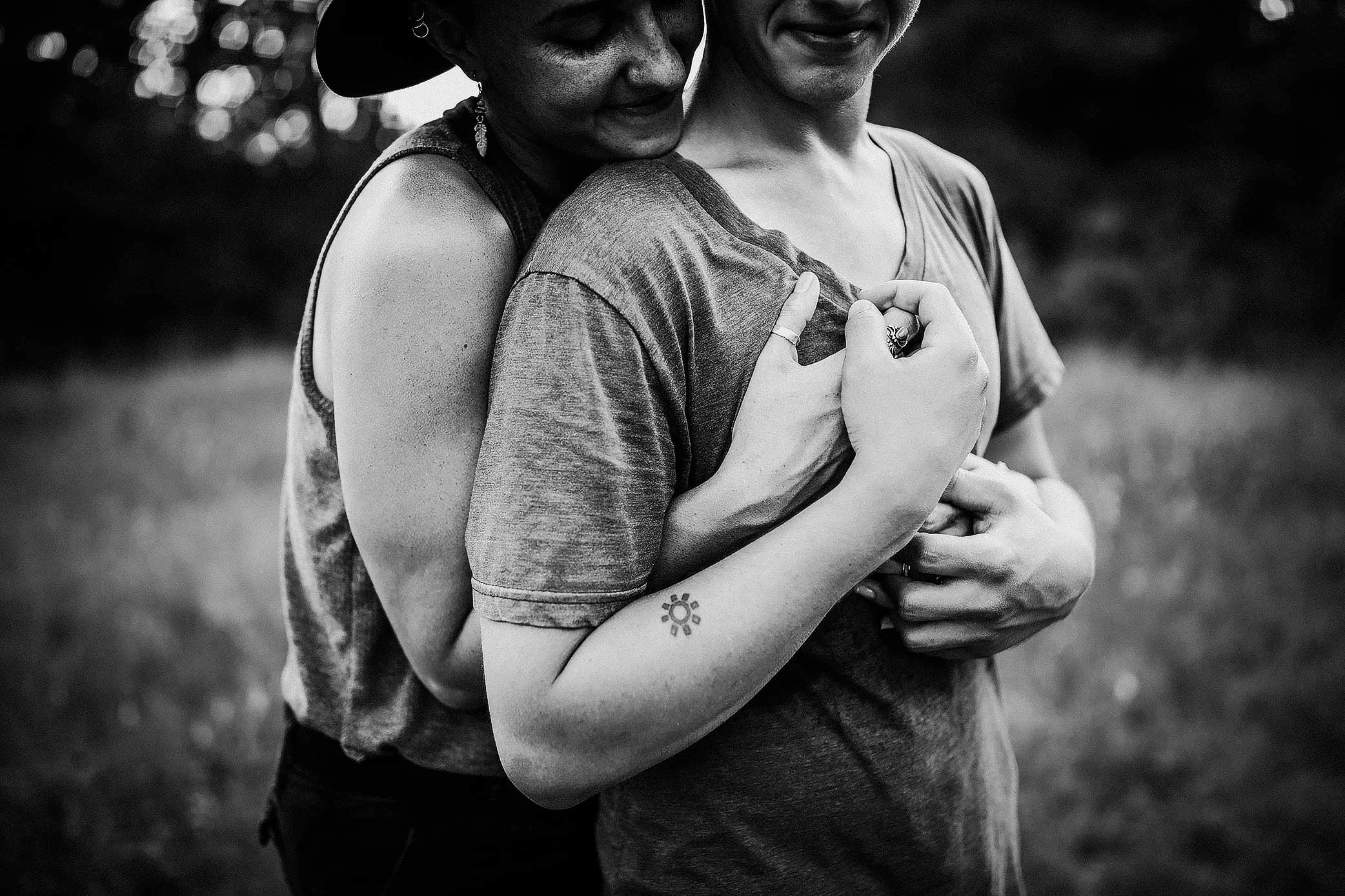 shelby-schiller-photography-couples-hugging-from-behind.jpg