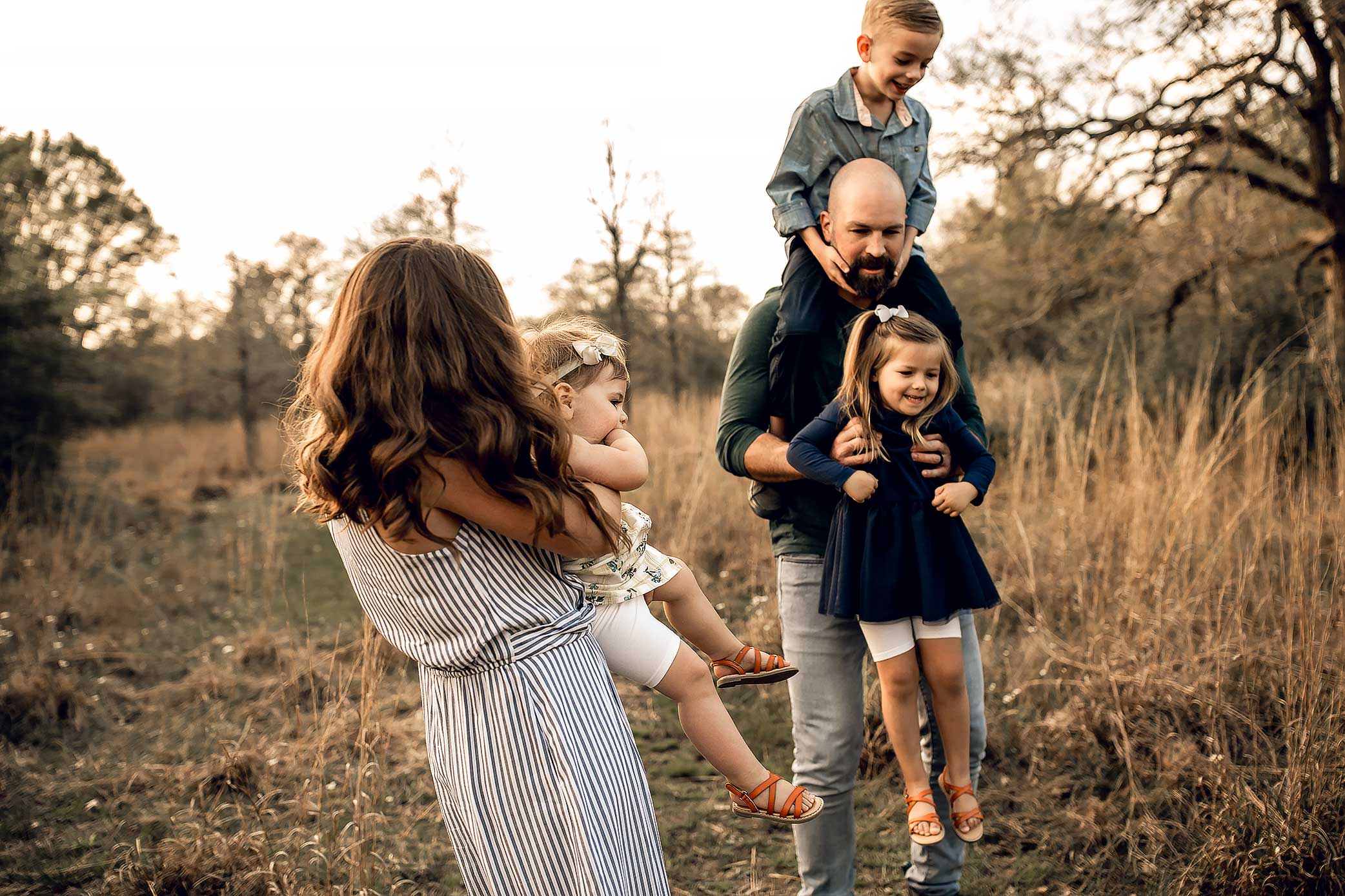shelby-schiller-photography-lifestyle-family-session-with-3-kids-spring-2019-green-blue-yellow-college-station-6.jpg