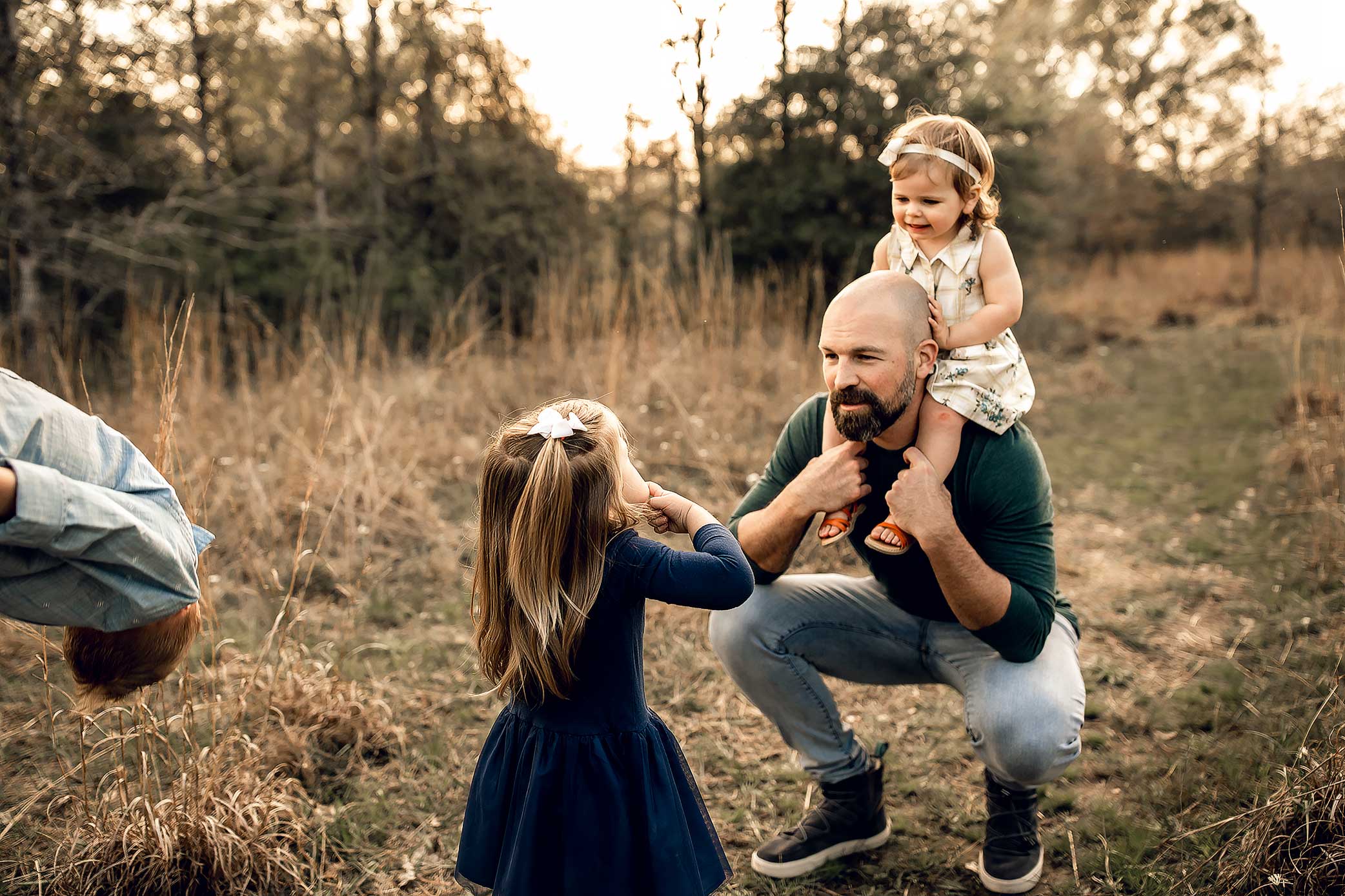 shelby-schiller-photography-lifestyle-family-session-with-3-kids-spring-2019-green-blue-yellow-college-station-11.jpg
