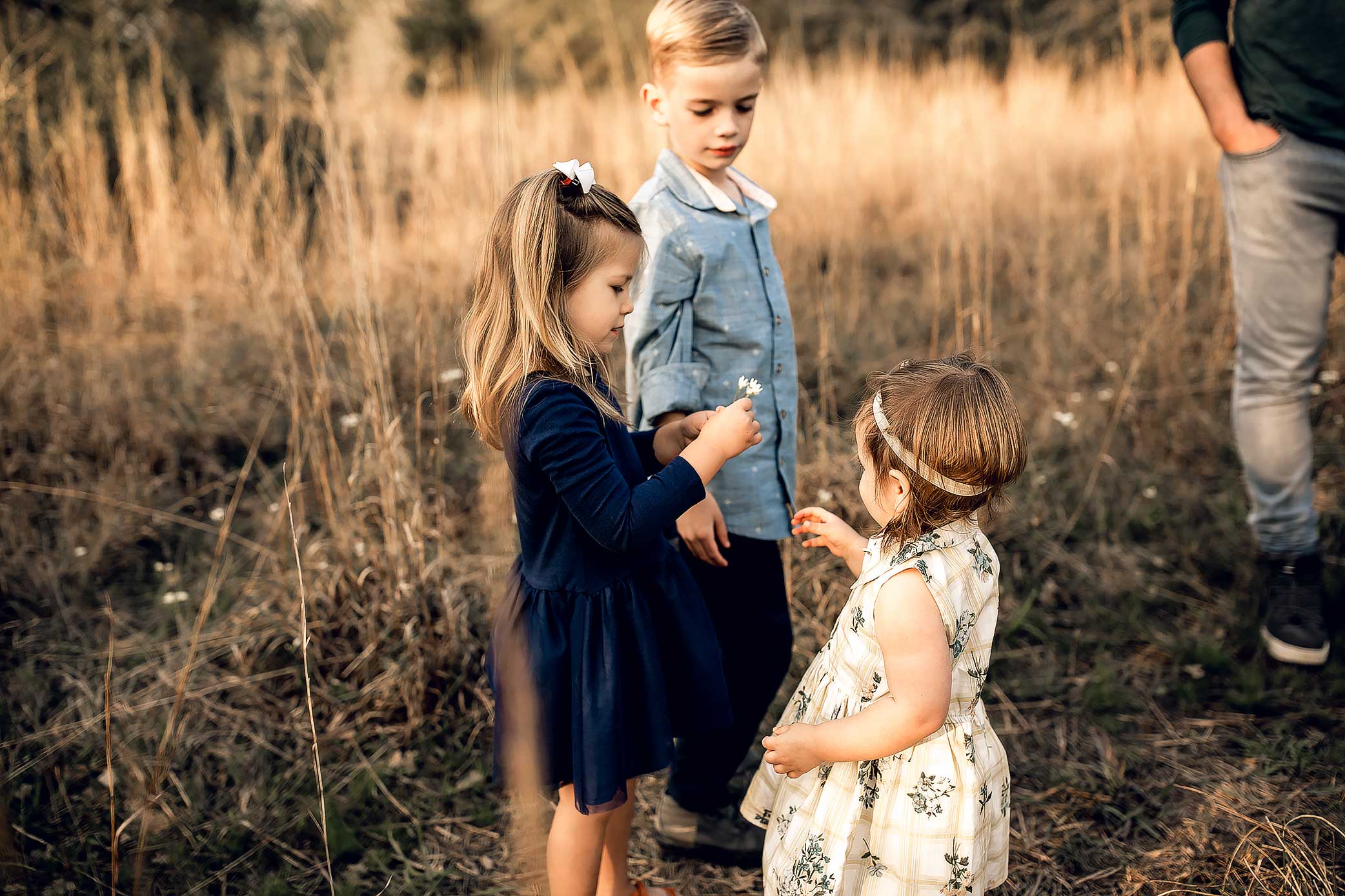 shelby-schiller-photography-lifestyle-family-session-with-3-kids-spring-2019-green-blue-yellow-college-station-14.jpg