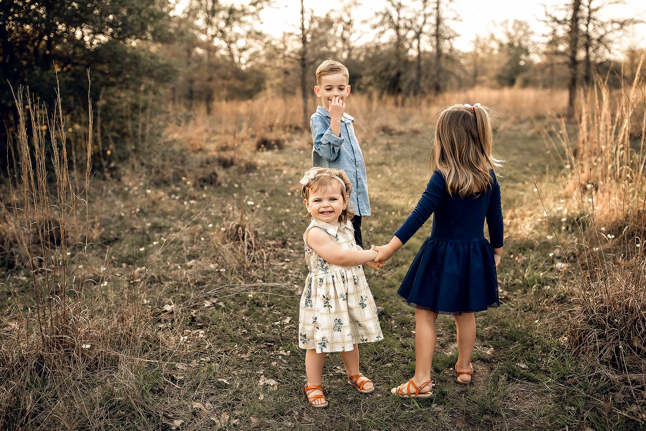 shelby-schiller-photography-lifestyle-family-session-with-3-kids-spring-2019-green-blue-yellow-college-station-17.jpg