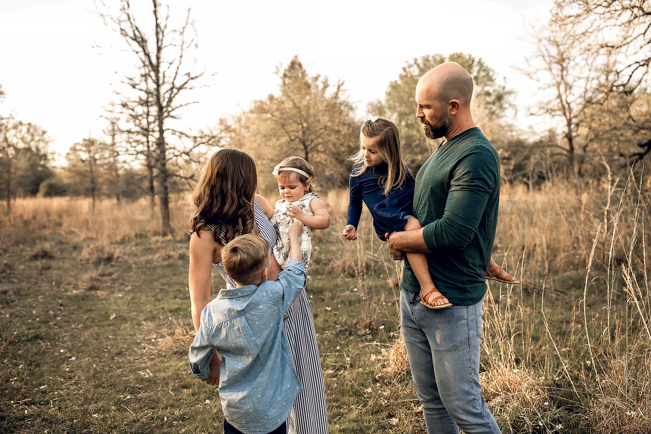 shelby-schiller-photography-lifestyle-family-session-with-3-kids-spring-2019-green-blue-yellow-college-station-21.jpg