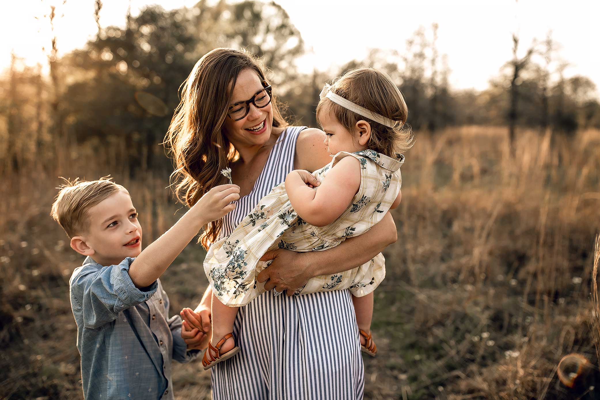 shelby-schiller-photography-lifestyle-family-session-with-3-kids-spring-2019-green-blue-yellow-college-station-22.jpg