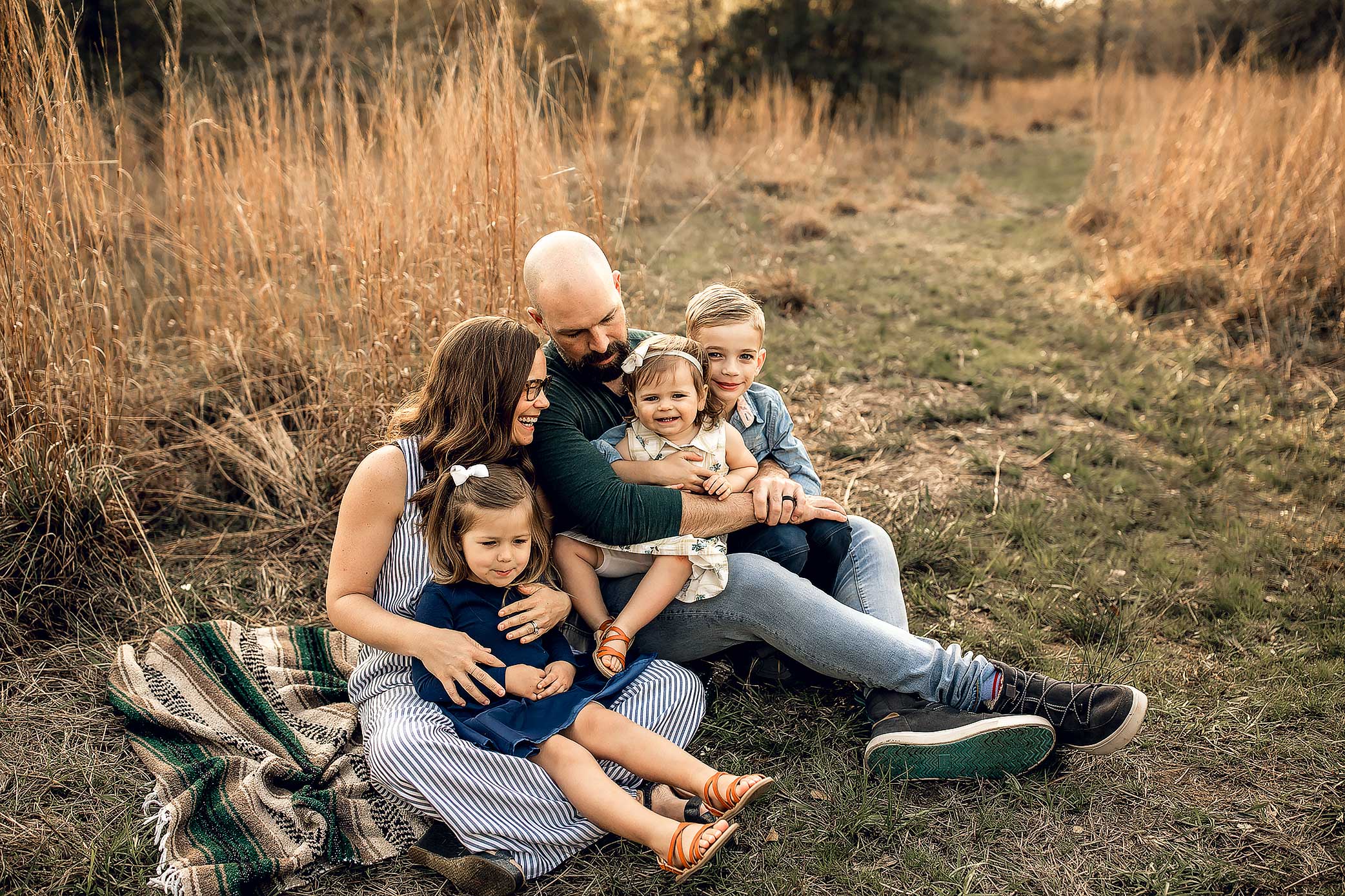 shelby-schiller-photography-lifestyle-family-session-with-3-kids-spring-2019-green-blue-yellow-college-station-30.jpg