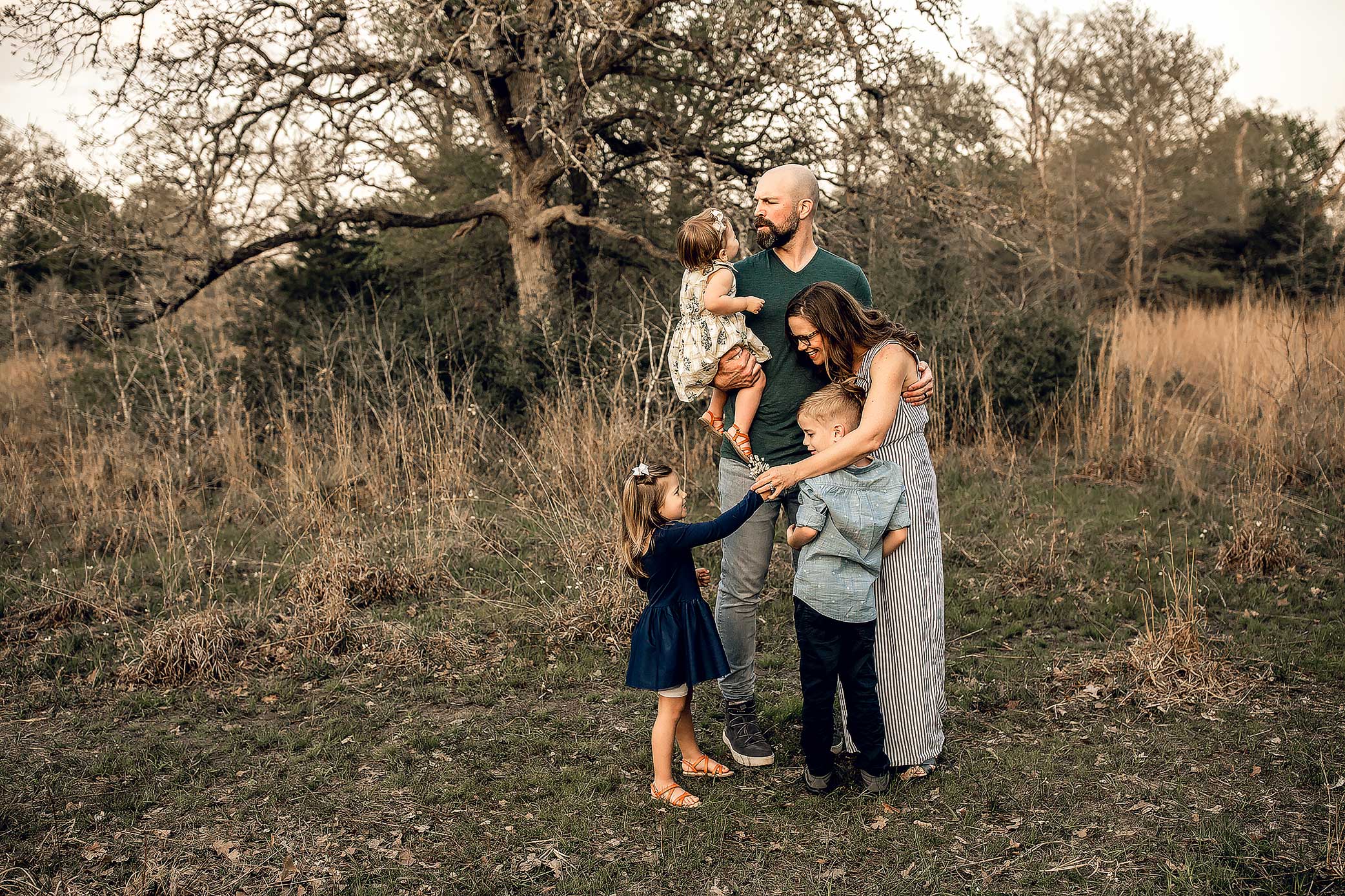 shelby-schiller-photography-lifestyle-family-session-with-3-kids-spring-2019-green-blue-yellow-college-station-46.jpg