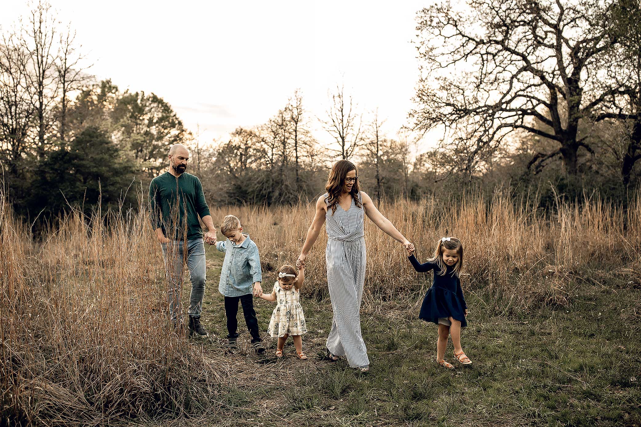 shelby-schiller-photography-lifestyle-family-session-with-3-kids-spring-2019-green-blue-yellow-college-station-53.jpg