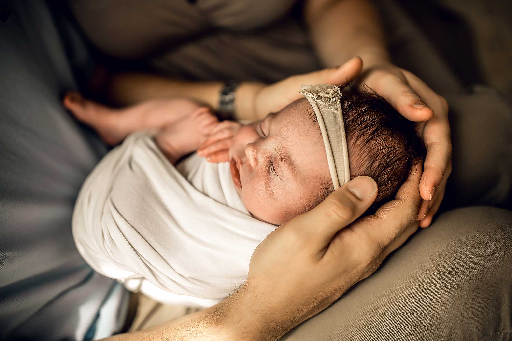 shelby-schiller-photography-lifestyle-newborn-close-up-of-baby-girl-in-parents-hands.jpg