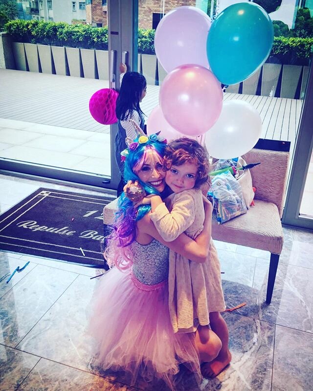 We all need that Unicorn Princess hug 🦄✨💖👸🏼🌈💫 #bighugs #unicornparty #hkids #hkkidsparty #kidshk #hkig #hkmoms #birthdayhugs #hklocals #hkkidslife