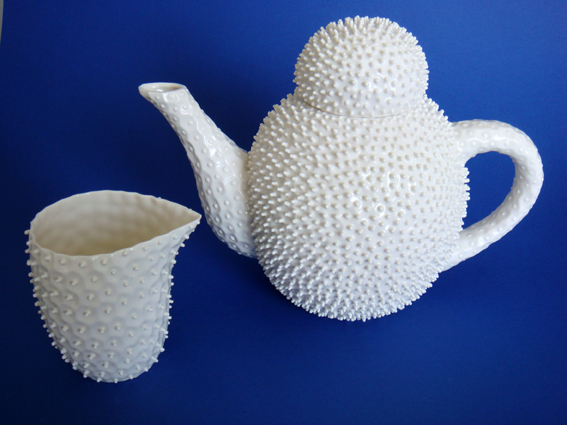Nucleolus Pofupfou Teapot and Spiky Milk Jug