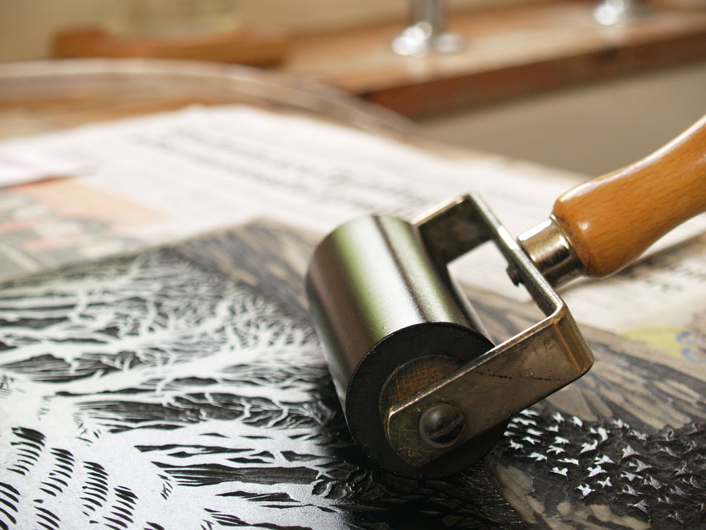 Niki Bowers inking up the linoleum sheet