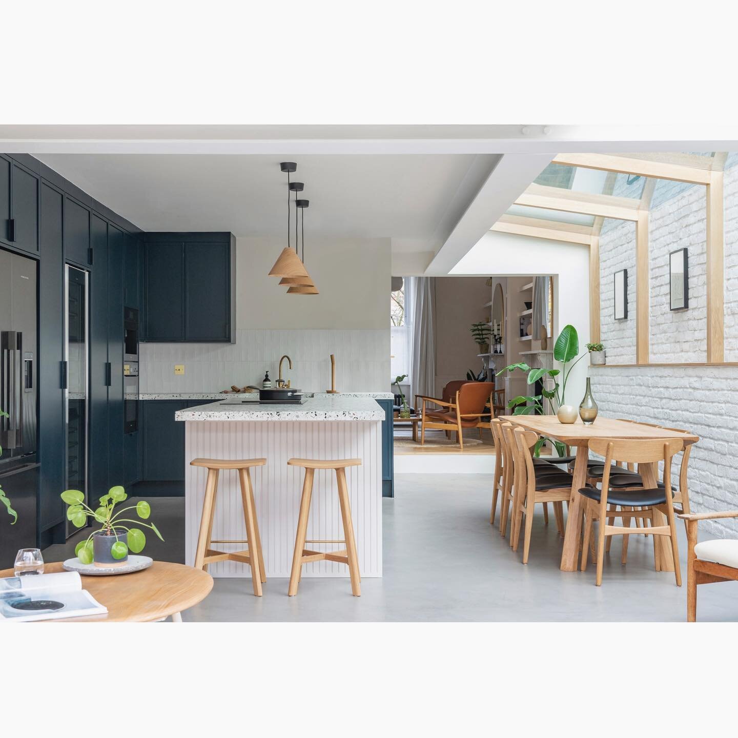 D U L W I C H  V I L L A G E

We worked with our awesome clients elevating their beautiful family home. 

We overhauled the top floors and entirely architecturally redesigned the ground floor including increasing the width of the kitchen helping to c