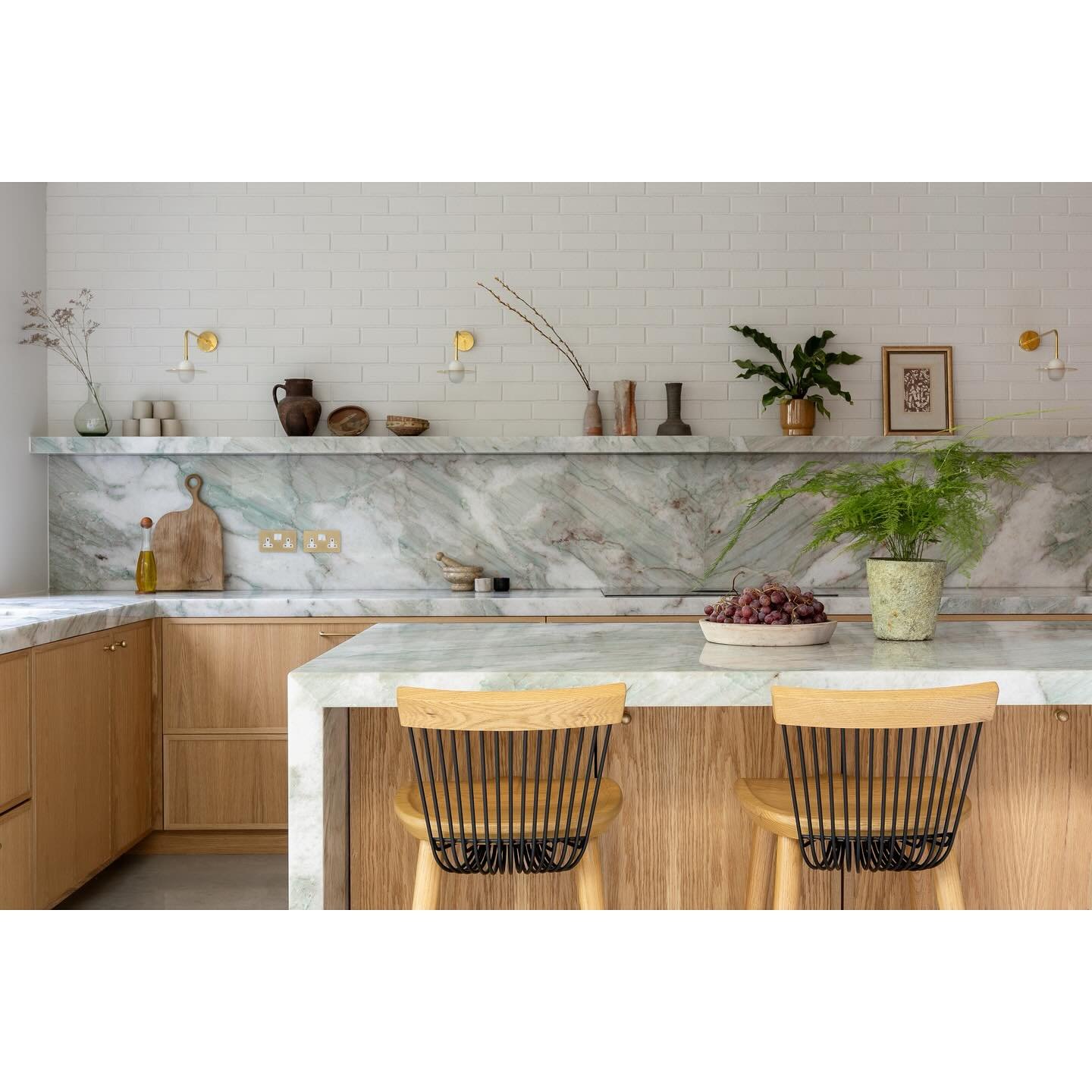 C L I F T O N

In a house which has been in the clients&rsquo; family for two generations, design choices that harmonise with the original 19th century building juxtapose more minimal design.

The U-shaped kitchen features our signature bespoke kitch