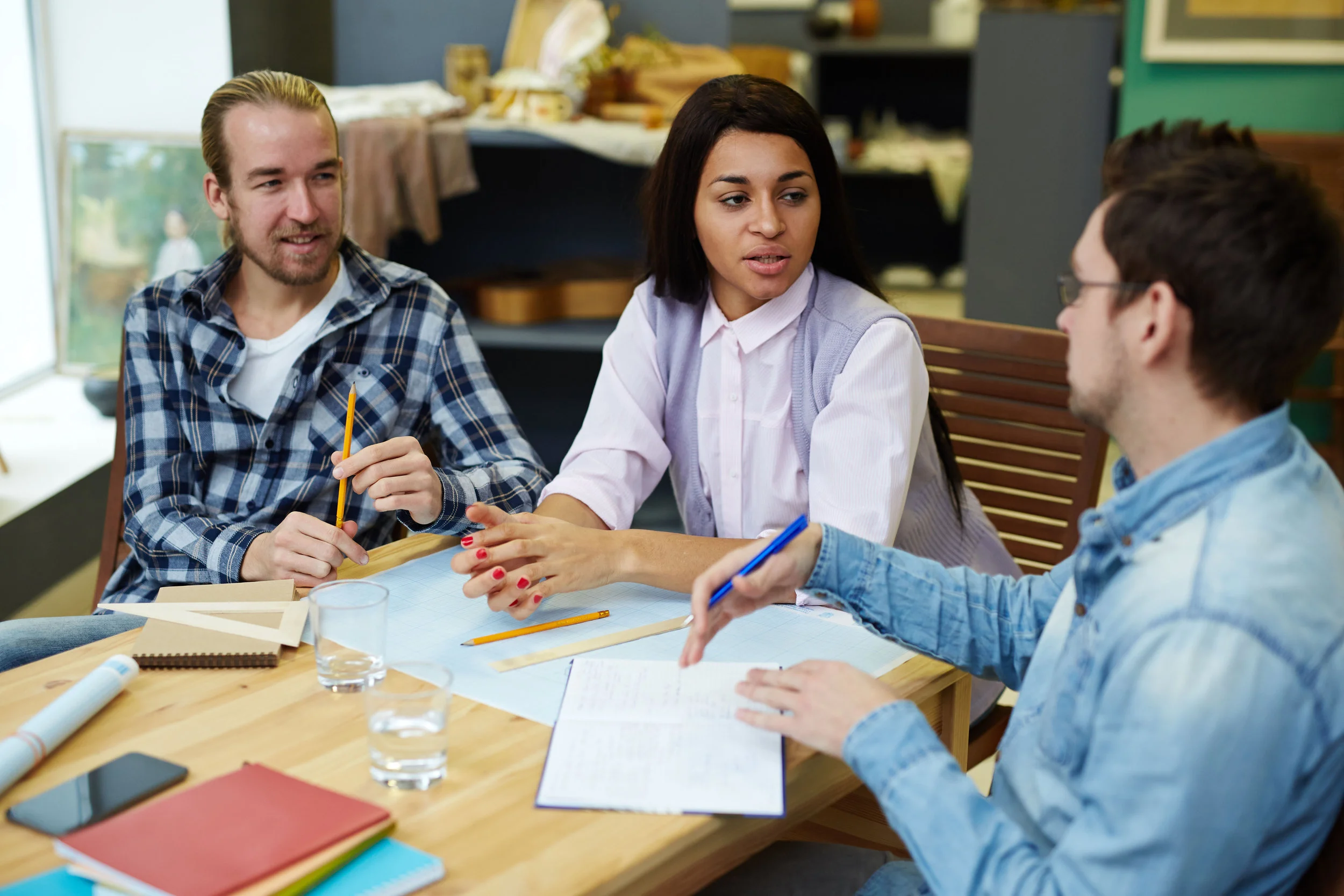storyblocks-group-of-students-discussing-last-lecture-while-preparing-for-seminar_BLeu188vAb.jpg