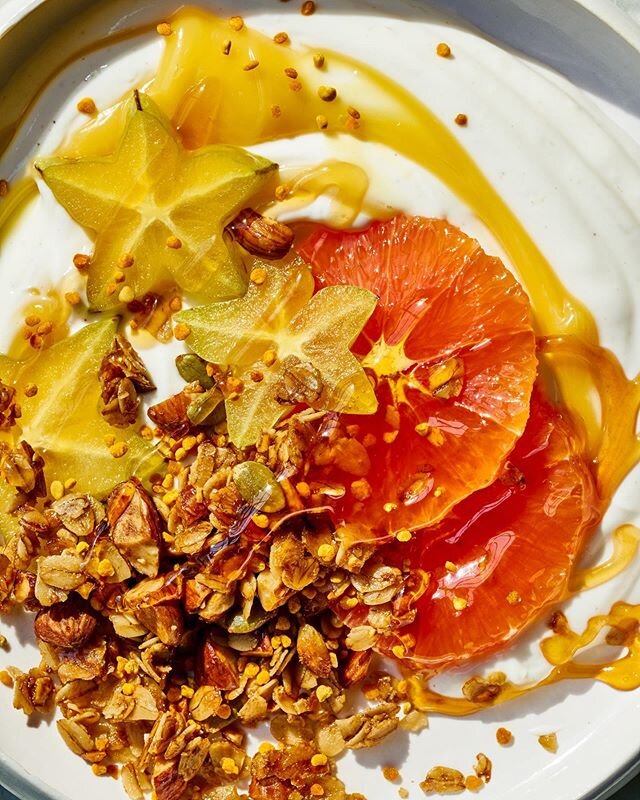 #mornin #part2 🌟
.
.
.
@gentlandhyers @andreagentl @helencrowther for @hudsonyards @visa_us @2dcreativeproductions ✨✨✨ #yogurt #starfruit #grapefruit #honey #granola #lemoncurd #breakfast #beepollen 🐝✨