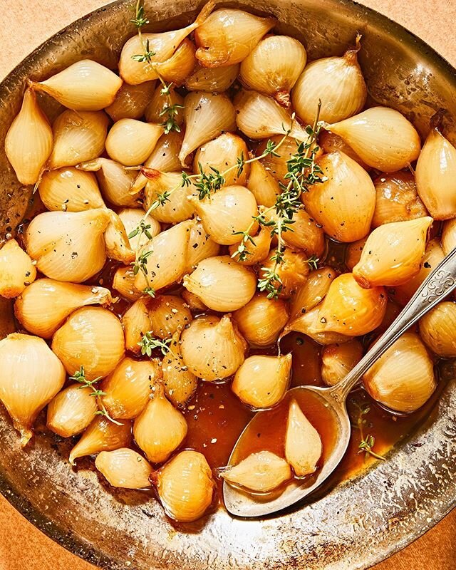 sorry it&rsquo;s not a photo of bread 😬
.
.
#glutenfree #pantrystaples #whiskey #maple #glazed #onions 📸 @hellomydumpling ⚡️🧅⚡️