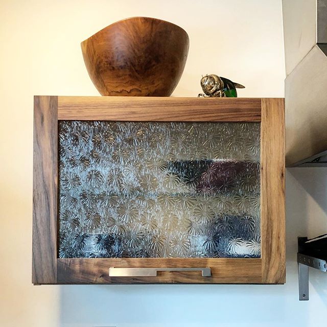 Walnut + unique door pulls + that textured glass 🙌🏽 • • •
#kitchendesign #kitchendesigner #kitchendecor #walnut #unique #forestmillwork #828isgreat #hgtv #customcabinets #customcabinetry
